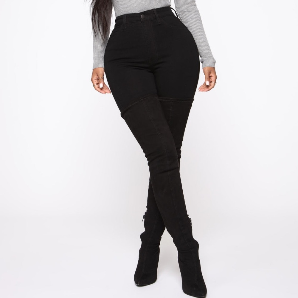 Fashion Nova Black High Rise Skinny Jeans. Size 5. Great Condition.